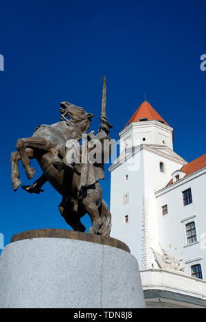 Bratislava, Burg Bratislava, Reiterstandbild des Koenig Svatopluk, Slovakei, Europa, Karpaten, Burg Pressburg Stock Photo