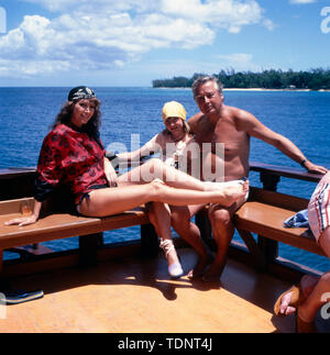 Die deutsche Fernsehmoderatorin, Programmsprecherin, Schauspielerin und ehemalige Miss World Petra Schürmann mit Ihrem Partner Gerhard Freund und Tochter Alexandra Freund im Urlaub, ca. 1978. The German TV presenter, programme announcer, actress and former Miss World Petra Schürmann with her partner Gerhard Freund and daughter Alexandra Freund on vacation, ca. 1978. Stock Photo