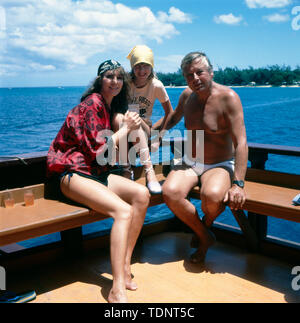 Die deutsche Fernsehmoderatorin, Programmsprecherin, Schauspielerin und ehemalige Miss World Petra Schürmann mit Ihrem Partner Gerhard Freund und Tochter Alexandra Freund im Urlaub, ca. 1978. The German TV presenter, programme announcer, actress and former Miss World Petra Schürmann with her partner Gerhard Freund and daughter Alexandra Freund on vacation, ca. 1978. Stock Photo