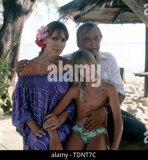 Die deutsche Fernsehmoderatorin, Programmsprecherin, Schauspielerin und ehemalige Miss World Petra Schürmann mit Ihrem Partner Gerhard Freund und Tochter Alexandra Freund im Urlaub am Strand, ca. 1978. The German TV presenter, programme announcer, actress and former Miss World Petra Schürmann with her partner Gerhard Freund and daughter Alexandra Freund on holiday at the beach, ca. 1978. Stock Photo