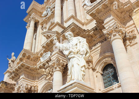 Detail of the front facade of impressive Syracuse Cathedral on Piazza Duomo Square in Syracuse, Sicily, Italy. Statues with religious motifs. Sculptures. Baroque architecture. Ortigia Island.