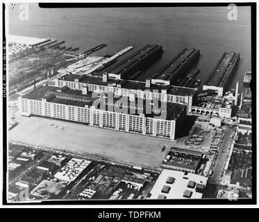 (original in possession of NYC Economic Development Corp.) Photographer unknown, circa 1983) OVERALL VIEW OF THE BROOKLYN ARMY TERMINAL, LOOKING NORTHEAST - Brooklyn Army Supply Base, Pier 2, Brooklyn, Kings County, NY Stock Photo