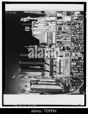 (original in possession of NYC Economic Development Corp.) Topo-Metrics, Inc, 1992. Aerial view of the Brooklyn Army Terminal - Brooklyn Army Supply Base, Pier 2, Brooklyn, Kings County, NY Stock Photo