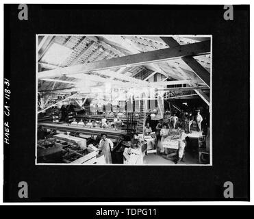 (original print at Riverside Municipal Museum, Historical Resources Department), photographer unknown, ca. 1900-1910. VIEW OF INTERIOR OF UNKNOWN PACKING HOUSE - California Citrus Heritage Recording Project, Riverside, Riverside County, CA Stock Photo