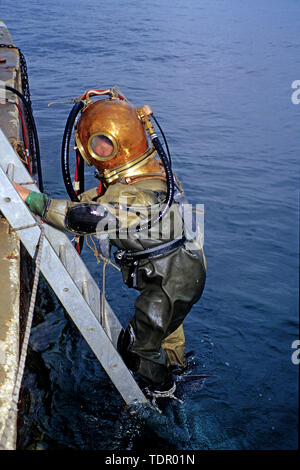 Helmtaucher mit historischer Ausrüstung bei Marseille, Frankreich | Helmet diver with historic equipment at Marseille, France Stock Photo