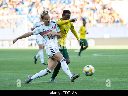 Montpellier, France. 17th June, 2019. Football, women: WM, South Africa - Germany, preliminary round, Group B, Matchday 3, Stade de la Mosson: Germany's Giulia Gwinn (l) in a duel with South Africa's Noko Matlou. Photo: Sebastian Gollnow/dpa Credit: dpa picture alliance/Alamy Live News Stock Photo