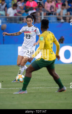 Montpellier, France. 17th June, 2019. Football, women: WM, South Africa - Germany, preliminary round, Group B, Matchday 3, Stade de la Mosson: Germany's Sara Doorsoun (l) in duel with South Africa's Nothando Vilakazi. Photo: Sebastian Gollnow/dpa Credit: dpa picture alliance/Alamy Live News Stock Photo