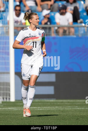Montpellier, France. 17th June, 2019. Football, women: WM, South Africa - Germany, preliminary round, Group B, Matchday 3, Stade de la Mosson: Germany's Alexandra Popp crosses the field Photo: Sebastian Gollnow/dpa Credit: dpa picture alliance/Alamy Live News Stock Photo