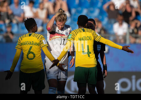 Montpellier, France. 17th June, 2019. Football, women: World Cup, South Africa - Germany, preliminary round, Group B, Matchday 3, Stade de la Mosson: Germany's Alexandra Popp (M) goes through between South Africa's Mamello Makhabane (l) and Noko Matlou. Photo: Sebastian Gollnow/dpa Credit: dpa picture alliance/Alamy Live News Stock Photo