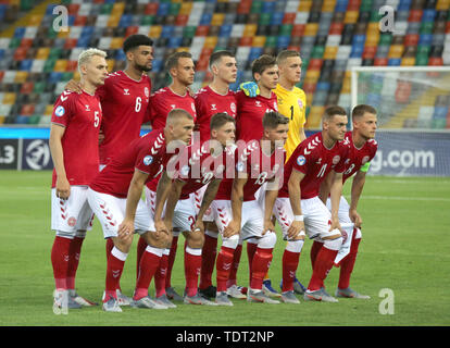 Udine, Italy. 17th June, 2019. Soccer: U-21 Men: EM, Germany - Denmark, preliminary round, 1st matchday, Group B, at Stadio Friuli. Players from Denmark line up for the team photo. Credit: CŽzaro De Luca/dpa/Alamy Live News Stock Photo