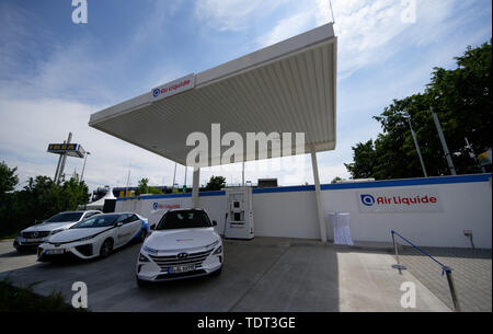 18 June 2019, North Rhine-Westphalia, Duesseldorf: Hydrogen-powered cars are under the roof of a newly opened hydrogen filling station. According to Air Liquide, the 16th public hydrogen filling station in NRW is opened in Düsseldorf. Photo: Henning Kaiser/dpa Stock Photo
