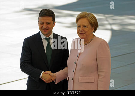 Berlin, German. 18th June, 2019. German Chancellor Angela Merkel (R) shakes hands with visiting Ukrainian President Volodymyr Zelensky in Berlin, German, June 18, 2019. Credit: Wang Qing/Xinhua/Alamy Live News Stock Photo