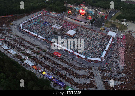 Jiangsu, Jiangsu, China. 19th June, 2019. Jiangsu, China - June 13 2019:In huaian xuyi, jiangsu province, the annual ''ten thousand - lobster feast'' lobster DouLiang park plaza ''seat'' on schedule, nearly 30,000 people from all over the country Shared delicious lobster.It is understood that many restaurants in the county cooked thirteen incense, garlic, spicy, pickled pepper and other different flavors of lobster about 40 tons that was eaten up. Credit: SIPA Asia/ZUMA Wire/Ģ����ý Live News Stock Photo