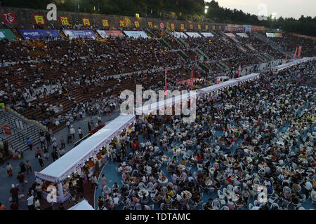 Jiangsu, Jiangsu, China. 19th June, 2019. Jiangsu, China - June 13 2019:In huaian xuyi, jiangsu province, the annual ''ten thousand - lobster feast'' lobster DouLiang park plaza ''seat'' on schedule, nearly 30,000 people from all over the country Shared delicious lobster.It is understood that many restaurants in the county cooked thirteen incense, garlic, spicy, pickled pepper and other different flavors of lobster about 40 tons that was eaten up. Credit: SIPA Asia/ZUMA Wire/Ģ����ý Live News Stock Photo