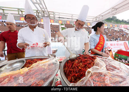 Jiangsu, Jiangsu, China. 19th June, 2019. Jiangsu, China - June 13 2019:In huaian xuyi, jiangsu province, the annual ''ten thousand - lobster feast'' lobster DouLiang park plaza ''seat'' on schedule, nearly 30,000 people from all over the country Shared delicious lobster.It is understood that many restaurants in the county cooked thirteen incense, garlic, spicy, pickled pepper and other different flavors of lobster about 40 tons that was eaten up. Credit: SIPA Asia/ZUMA Wire/Ģ����ý Live News Stock Photo