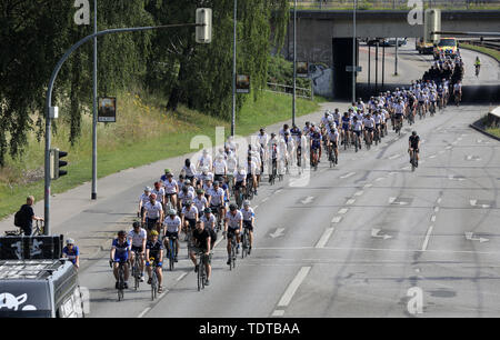 Rostock, Germany. 19th June, 2019. After its start, the 'Hanse Tour Sonnenschein' drives through the city centre for the benefit of seriously ill children. Around 200 cyclists are expected to take part in the traditional charity trip, which will cover a total of 589 kilometres, mainly through Mecklenburg, on four tour days. Credit: Bernd Wüstneck/dpa-Zentralbild/dpa/Alamy Live News Stock Photo