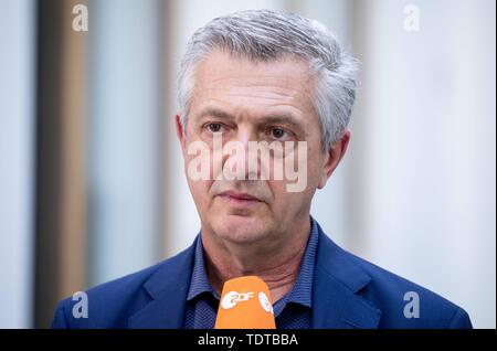 Berlin, Germany. 19th June, 2019. UN High Commissioner for Refugees Filippo Grandi presents the UN World Refugee Report 'Global Trends' at the Federal Press Conference. The number of refugees has reached a new record level. Credit: Kay Nietfeld/dpa/Alamy Live News Stock Photo