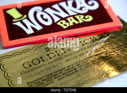 Golden ticket willy wonka hi-res stock photography and images - Alamy