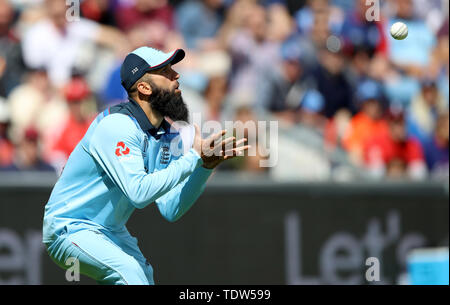 England's Moeen Ali catches out Sri Lanka's Kusal Perera during the ICC Cricket World Cup group stage match at Headingley, Leeds. Stock Photo