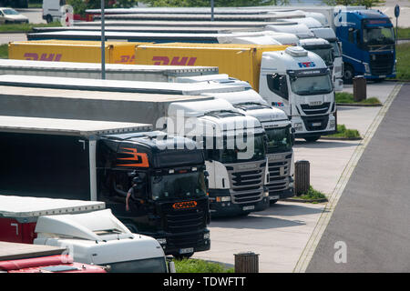 Marienborn, Germany. 31st May, 2019. Trucks are parked on the parking lot of the service area next to the memorial of the German division Marienborn. The former border crossing point was the largest and most important checkpoint on the German-German border and was mainly used for transit traffic to West Berlin. Opened in 1974 and covering 10,000 square metres, the covered checkpoints of the former truck, car, veterinary and customs checkpoints are now part of the memorial site. Credit: Jens Büttner/dpa-Zentralbild/ZB/dpa/17�Թ����� Live News Stock Photo