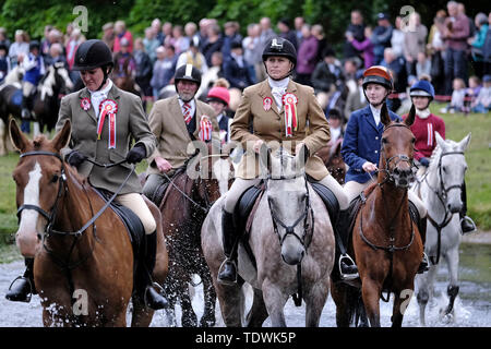 Peebles, Scottish Borders, UK. 19th June, 2019. Peebles Beltane, Installation and Rideout in PEEBLES, UK. , . Peebles Beltane, Installation and Rideout Fording of the River Tweed, nearly 200 rollers on horseback took part in the traditional ride on Wednesday 19th June 2019 ( Credit: Rob Gray/Alamy Live News Stock Photo