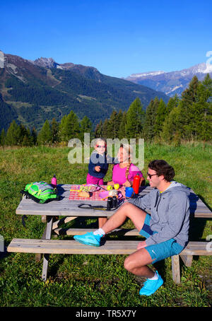 Family in mountain holidays at sainte Foy, having a brak a picnic ground, France, Savoie, Tarentaise, Sainte Foy Stock Photo