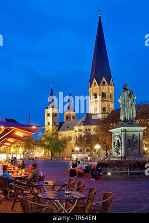 Beethoven Monument on the Muensterplatz and Bonn Minster in the evening, Germany, North Rhine-Westphalia, Bonn Stock Photo