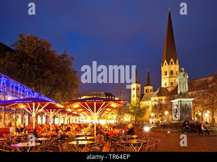 Beethoven Monument on the Muensterplatz and Bonn Minster in the evening, Germany, North Rhine-Westphalia, Bonn Stock Photo