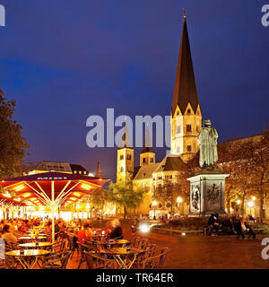 Beethoven Monument on the Muensterplatz and Bonn Minster in the evening, Germany, North Rhine-Westphalia, Bonn Stock Photo