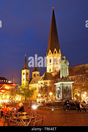 Beethoven Monument on the Muensterplatz and Bonn Minster in the evening, Germany, North Rhine-Westphalia, Bonn Stock Photo