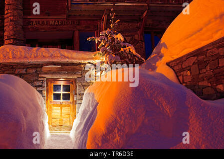 snowy access to a chalet at night, France, Savoie, Sainte Foy Tarentaise Stock Photo