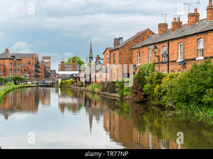 Canalside cottages and Hoole Lane Lock on the Shropshire Union Canal Chester England UK. May 2019 Stock Photo