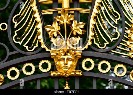 London, England, UK. Detail of Canade Gate (1911: Sir Aston Webb) entrance to Green Park from Buckingham Palace - gilded decoration. State Emblem of O Stock Photo