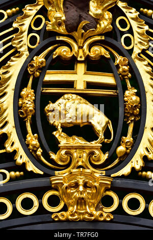 London, England, UK. Detail of Canade Gate (1911: Sir Aston Webb) entrance to Green Park from Buckingham Palace - gilded decoration. State emblem of M Stock Photo