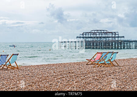 Brighton (England): Deckchairs on the beach;  Liegestühle am Strand in Brighton Stock Photo