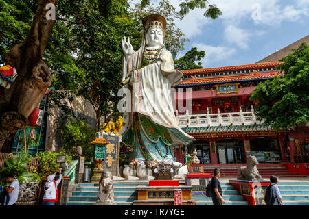 Chinese People Worshipping At The Kwun Yam Shrine, Repulse Bay, Hong Kong, China Stock Photo