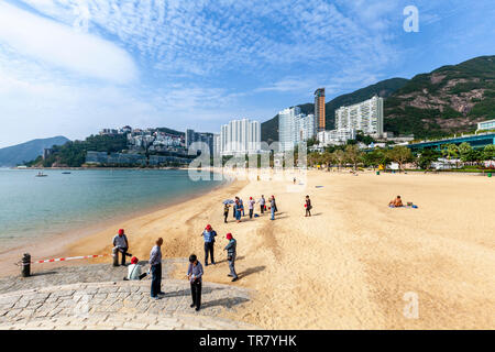 Chinese Tourists On The Beach At Repulse Bay, Hong Kong, China Stock Photo