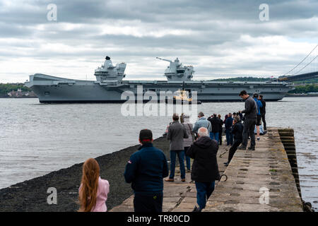 North Queensferry, Scotland, UK. 23 May 2019. Aircraft carrier HMS Queen Elizabeth sails from Rosyth in the River Forth after a visit to her home port Stock Photo