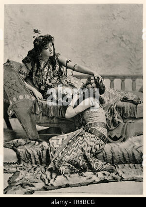 Sarah Bernhardt as Cleopatra in Shakespeare's Antony and Cleopatra, Paris, 1890. Photogravure Stock Photo