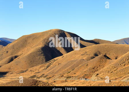 Lindis Pass, South Island, New Zealand, in late afternoon sun Stock Photo