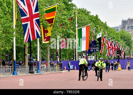 London, England, UK. Metropolitan police officer on a bicycle in The Mall Stock Photo