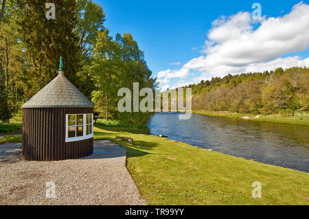 BALLINDALLOCH CASTLE AND GARDENS BANFFSHIRE SCOTLAND RIVER AVON WITH THE GHILLIES HUT ON THE BANK Stock Photo