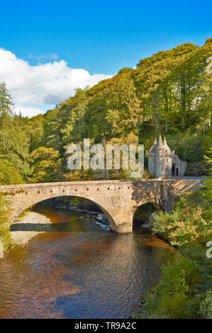 OLD BRIDGE OF RIVER AVON BALLINDALLOCH CASTLE BANFFSHIRE SCOTLAND WITH TREES IN EARLY SPRING Stock Photo