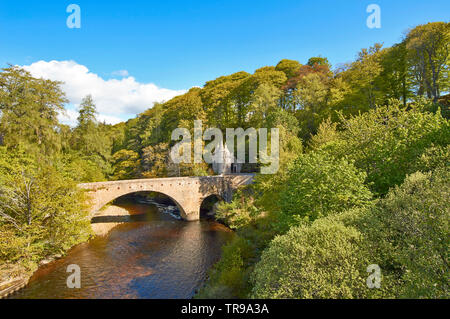 OLD BRIDGE OF RIVER AVON BALLINDALLOCH CASTLE BANFFSHIRE SCOTLAND WITH TREES IN EARLY SPRINGTIME Stock Photo