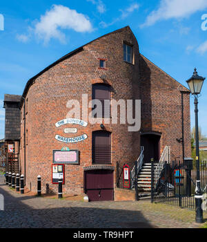 The Bonded Warehouse by the Stourbridge Canal, Stourbridge, West Midlands, England, Europe. Stock Photo