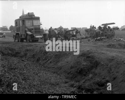 Wehrmacht Heer Schwere Feldhaubitze sFH 18 15 cm / 150 mm  (Krupp/Rheinmetall) - German Army Heavy Howitzer 15cm / 150mm Stock Photo