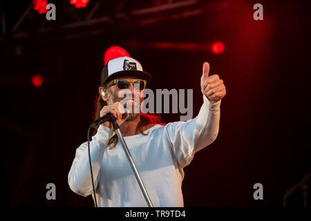 Reef perform on stage at the Run Fest Run festival at Bowood House in Wiltshire. Pictured is lead singer Gary Stringer. Stock Photo