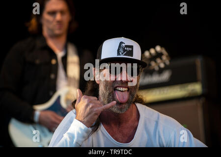 Reef perform on stage at the Run Fest Run festival at Bowood House in Wiltshire. Pictured is lead singer Gary Stringer. Stock Photo