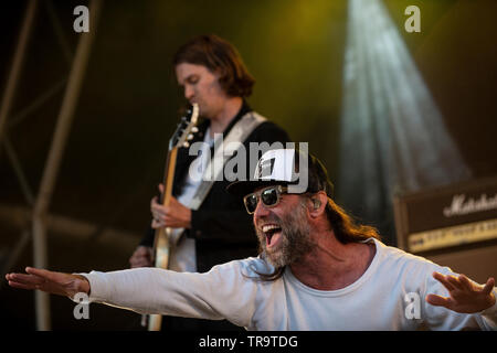 Reef perform on stage at the Run Fest Run festival at Bowood House in Wiltshire. Pictured is lead singer Gary Stringer. Stock Photo