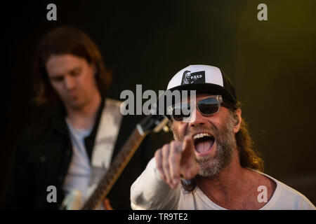 Reef perform on stage at the Run Fest Run festival at Bowood House in Wiltshire. Stock Photo